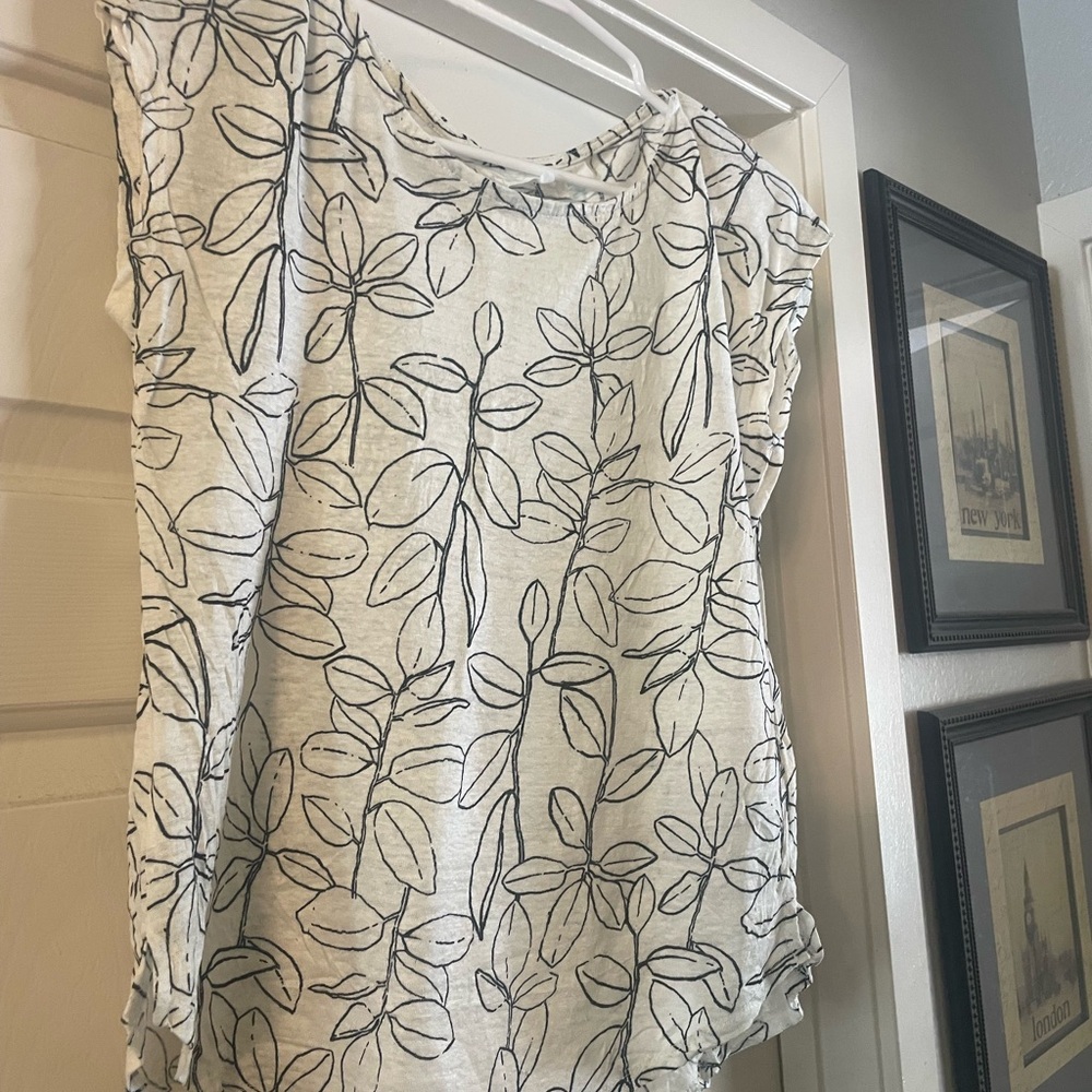 100% Linen Cynthia Rowley Black and White Leaf Print Blouse